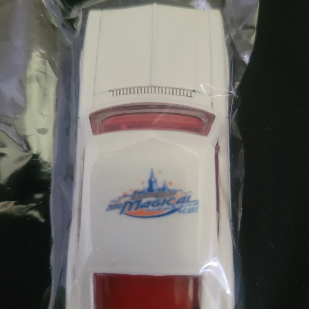 HOT WHEELS Official in Room Trading Vehicle 2010 Diecast Space Magical Weekend